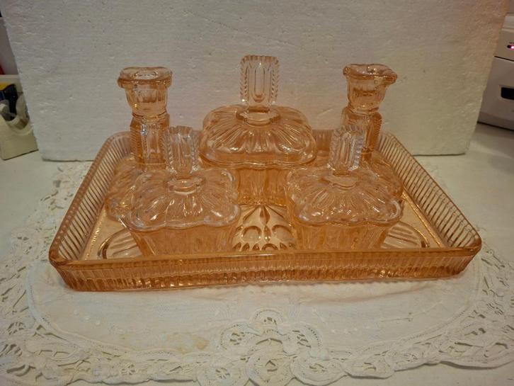 Art Deco poederroze glazen kaptafel set, Antiek en Kunst, Antiek | Glas en Kristal, Ophalen of Verzenden