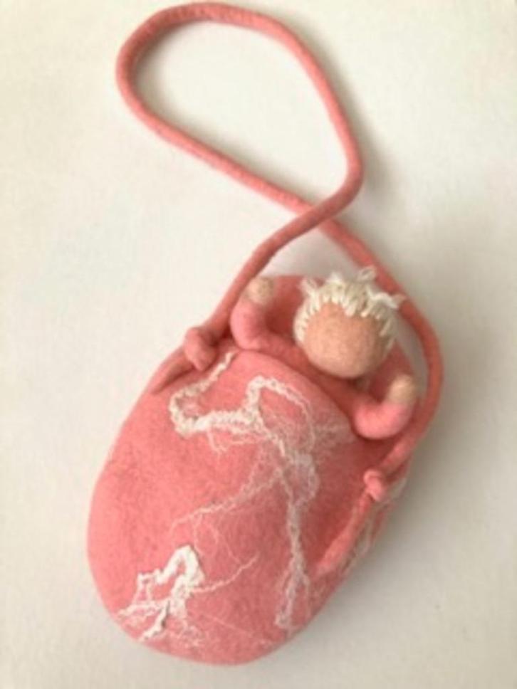 waldorf vilten (speel) tasje met kindje, Kinderen en Baby's, Overige Kinderen en Baby's, Zo goed als nieuw, Ophalen