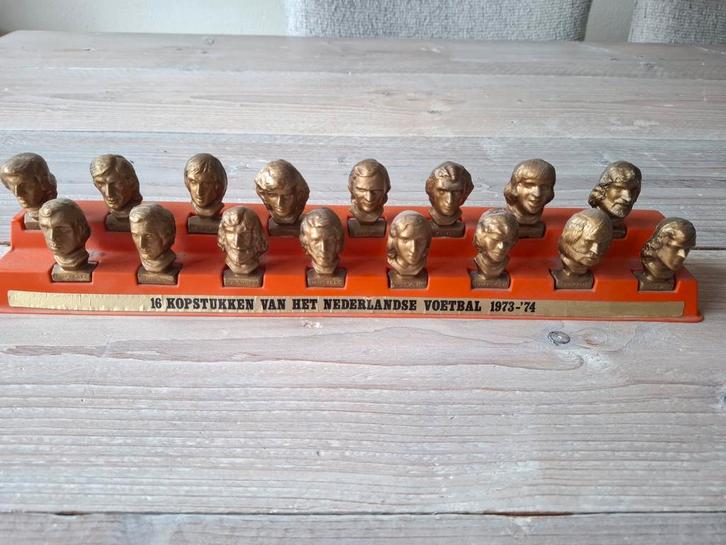 16 Kopstukken Nederlands Voetbal 1973-74, Verzamelen, Sportartikelen en Voetbal, Gebruikt, Beeldje of Poppetje, Overige sporten