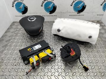 Corsa E airbags links en rechts  met airbagring  beschikbaar voor biedingen