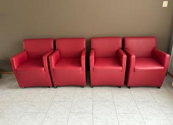 4 leren rode fauteuils met zwenkwieltjes en handgreep. beschikbaar voor biedingen
