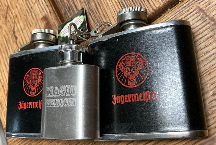 Jägermeister en RVS Heupfles zakfles Sleutelhanger, Huis en Inrichting, Keuken | Keukenbenodigdheden, Zo goed als nieuw, Ophalen of Verzenden