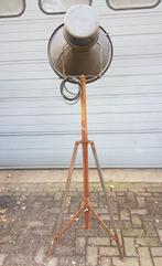 Retro Industriele vloerlamp staande lamp op driepoot, Verzenden, Zo goed als nieuw, Glas, 150 tot 200 cm