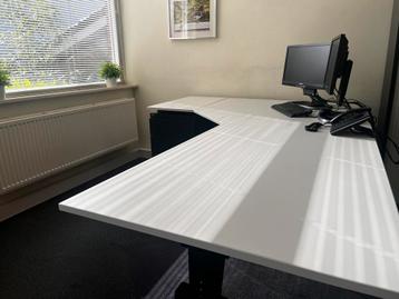 Hoekbureau 245x165 met lades- hoogte verstelbaar beschikbaar voor biedingen