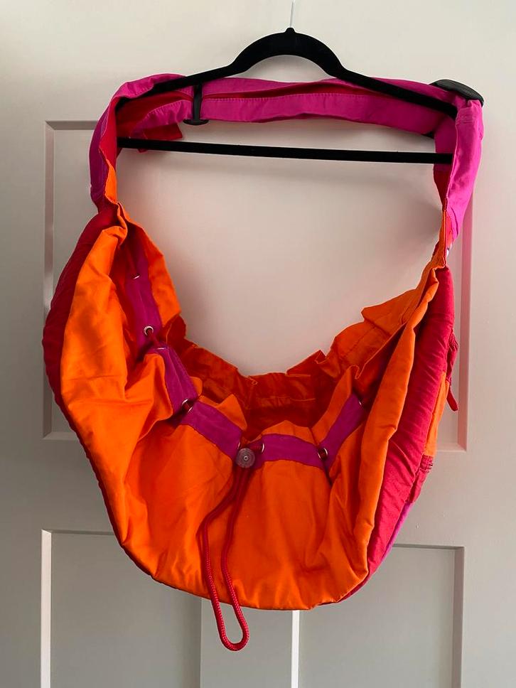 Oranje met Roze babydrager - 1e foto ter illustratie, Kinderen en Baby's, Babydragers en Draagdoeken, Zo goed als nieuw, Draagzak