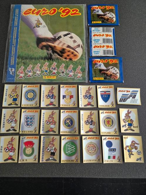 Panini Euro 92 EK EM 1992 ** 21 Badges + Album + 3 Zakjes **, Hobby en Vrije tijd, Stickers en Plaatjes, Zo goed als nieuw, Meerdere stickers