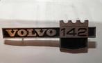 VOLVO 142 EMBLEEM, Ophalen of Verzenden, Volvo, Spatbord