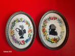 Twee vintage met bloemen decoratie geborduurde schilderijtje, Minder dan 50 cm, Overige typen, Ophalen of Verzenden, Zo goed als nieuw