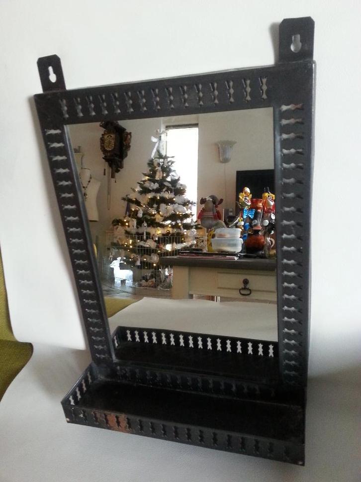 Spiegel Koloniaal donker metalen bewerkte rand kammenbakje, Huis en Inrichting, Woonaccessoires | Spiegels, Zo goed als nieuw