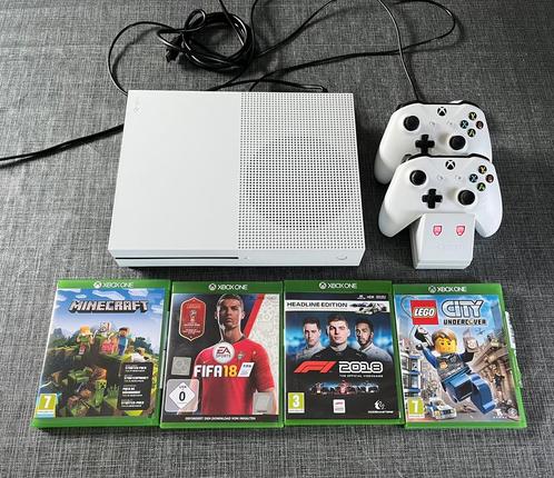 Xbox One S 500 GB + 2 controllers+oplaadstation+4 spellen, Spelcomputers en Games, Spelcomputers | Xbox One, Zo goed als nieuw