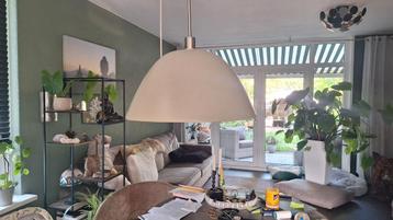 Beige licht groene lamp met houten binnenkant
