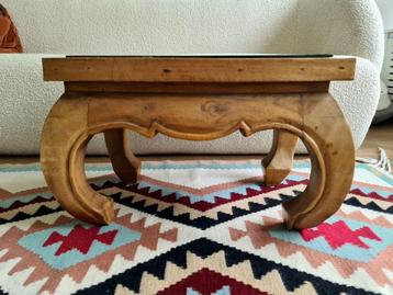 Uniek houten tafeltje met olifanten beschikbaar voor biedingen