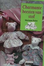 Hobbyboek 'Charmante beesten van stof', Zo goed als nieuw, Poppen maken, Marianne Perlot, Ophalen of Verzenden
