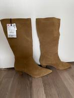 Nieuw met prijsk lichtbruine suède laarzen van Zara mt 38, Kleding | Dames, Schoenen, Hoge laarzen, Nieuw, Ophalen of Verzenden