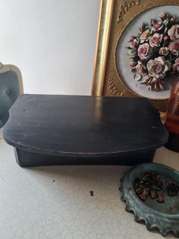 Antieke verhoging console etalage materiaal beschikbaar voor biedingen