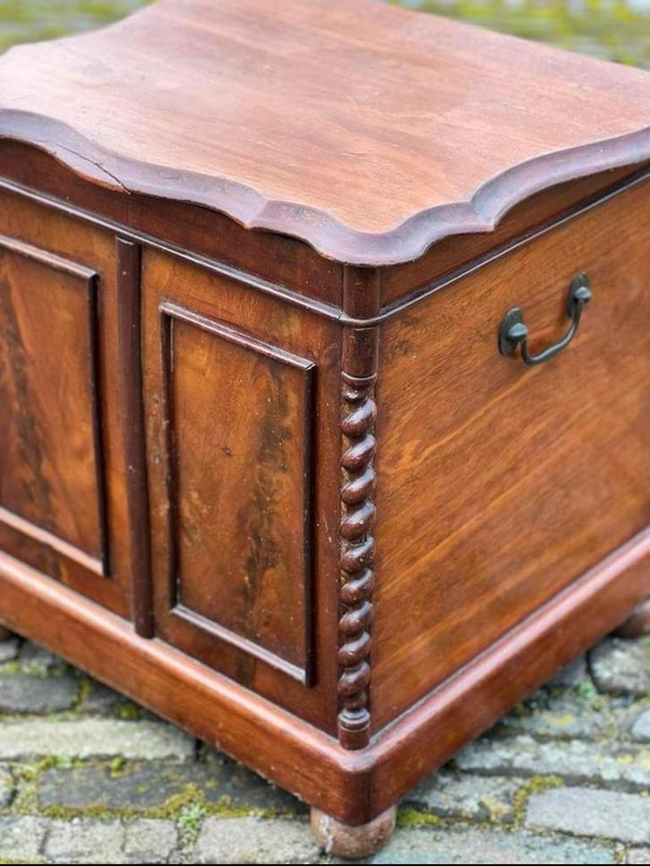 Antiek kistje met mooi houtsnijwerk, Huis en Inrichting, Woonaccessoires | Kisten, Ophalen of Verzenden