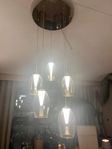 Moderne hanglamp met glazen kappen beschikbaar voor biedingen
