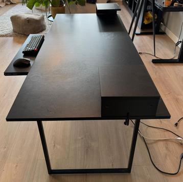 Zwart modern bureau met uitschuifbare plank voor toetsenbord