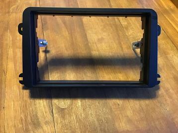2-DIN Autoradio Inbouwframe met ISO stekkers VW Seat Skoda beschikbaar voor biedingen