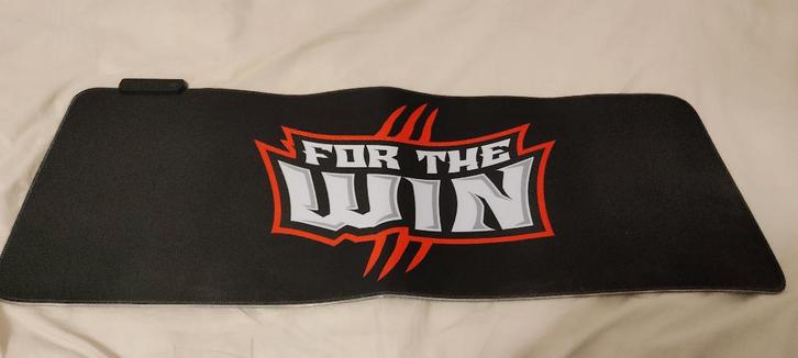 Gaming muismat "FOR THE WIN" 80x30, Computers en Software, Muismatten, Zo goed als nieuw, Gaming muismat, Ophalen of Verzenden
