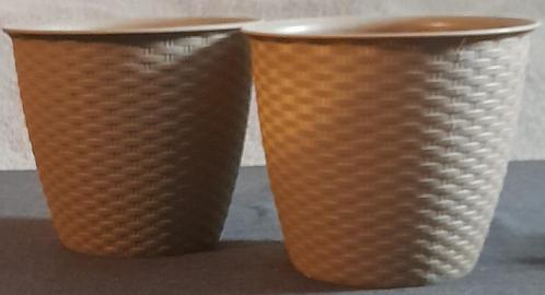 2 Stuks Paragon Plastics Ltd. Beige Bloempot, Tuin en Terras, Bloempotten, Zo goed als nieuw, Kunststof, Binnen, Balkon, Tuin
