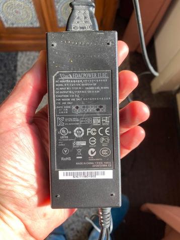 Acculader met DC connector, output 12V / 6A beschikbaar voor biedingen
