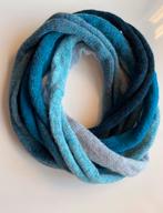 Nieuwe gebreide sjaal van Shetland wol in blauw, Kleding | Dames, Ophalen of Verzenden, Nieuw, Sjaal