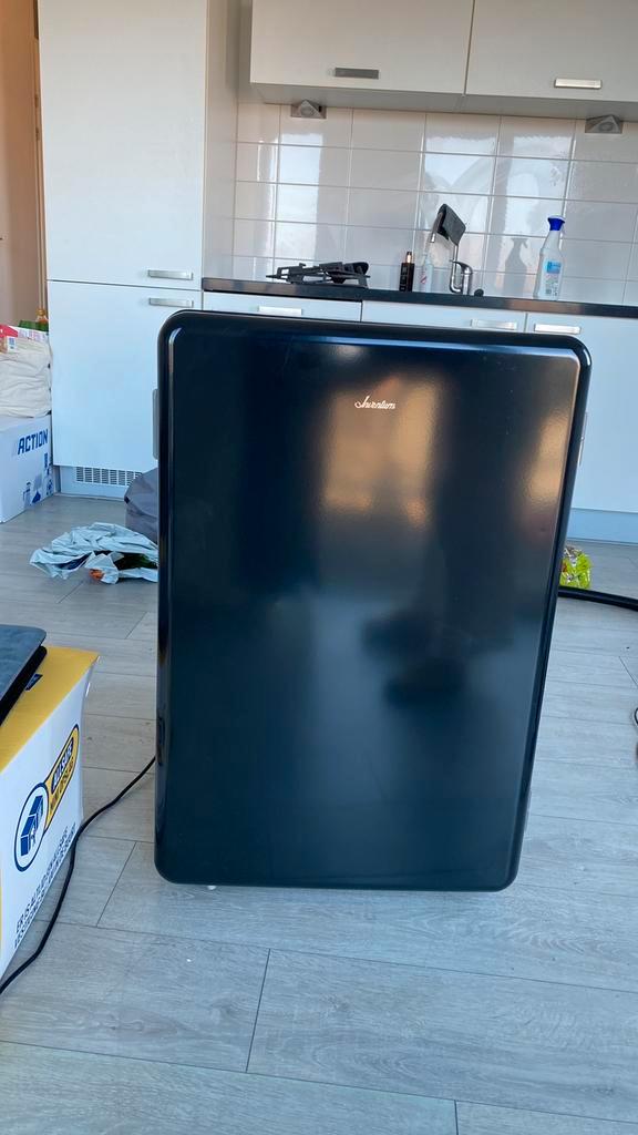 Mini retro koelkast van Inventum zwart, Witgoed en Apparatuur, Koelkasten en IJskasten, Zo goed als nieuw, Met vriesvak, Minder dan 75 liter