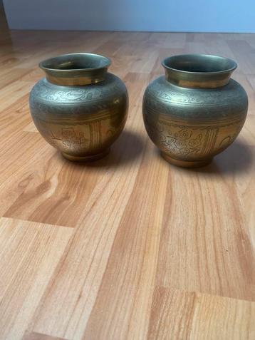 Oude koperen vaasjes of potjes. beschikbaar voor biedingen