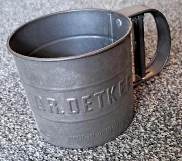 Vintage tinnen handzeef/ meelzeef met maatstrepen, Dr Oetker beschikbaar voor biedingen