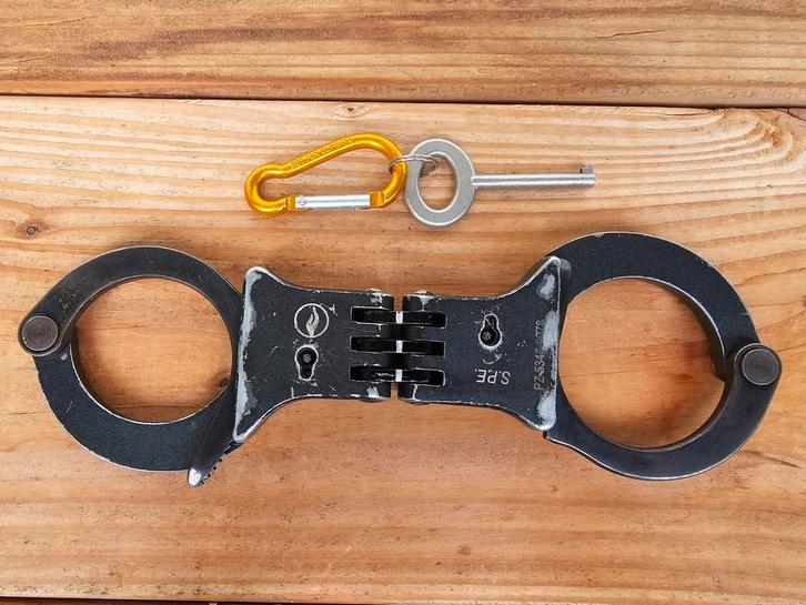 Handboeien / Transportboeien zwart S.P.E., Verzamelen, Militaria | Algemeen, Landmacht, Nederland, Verzenden