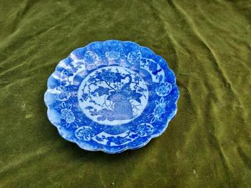Chinese blauw imari schotel met bloemdecor. beschikbaar voor biedingen
