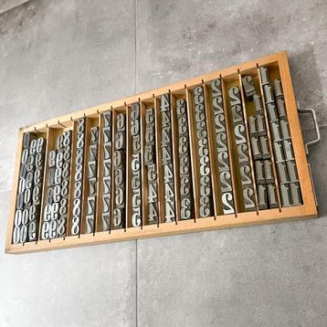 Vintage, industriële houten letterbak met druk cijfers beschikbaar voor biedingen