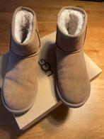 Ugg Classic Mini Logo - Maat 38 - Zo goed als nieuw!, Kleding | Dames, Schoenen, UGG, Beige, Lage of Enkellaarzen, Ophalen of Verzenden