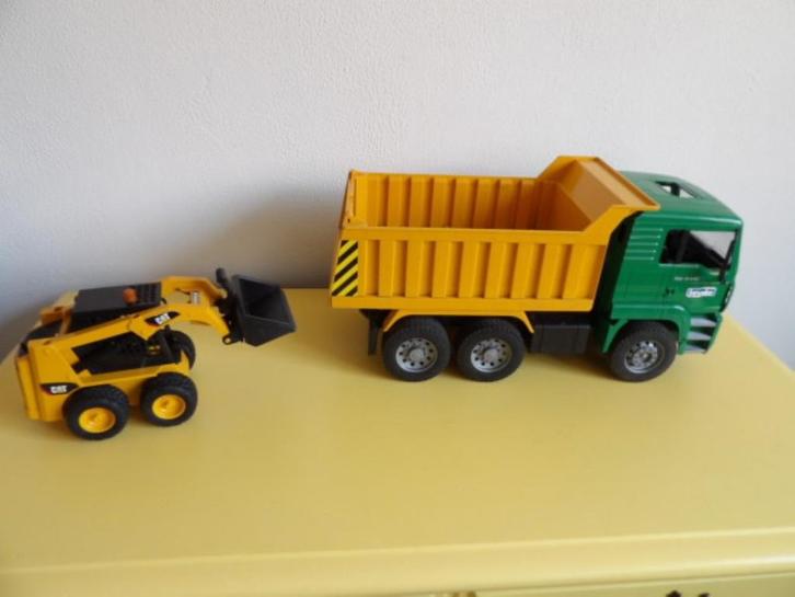 GROTE BRUDER VRACHTWAGEN MET BOBCAT (MINISHOVEL), Kinderen en Baby's, Speelgoed | Speelgoedvoertuigen, Gebruikt, Ophalen of Verzenden