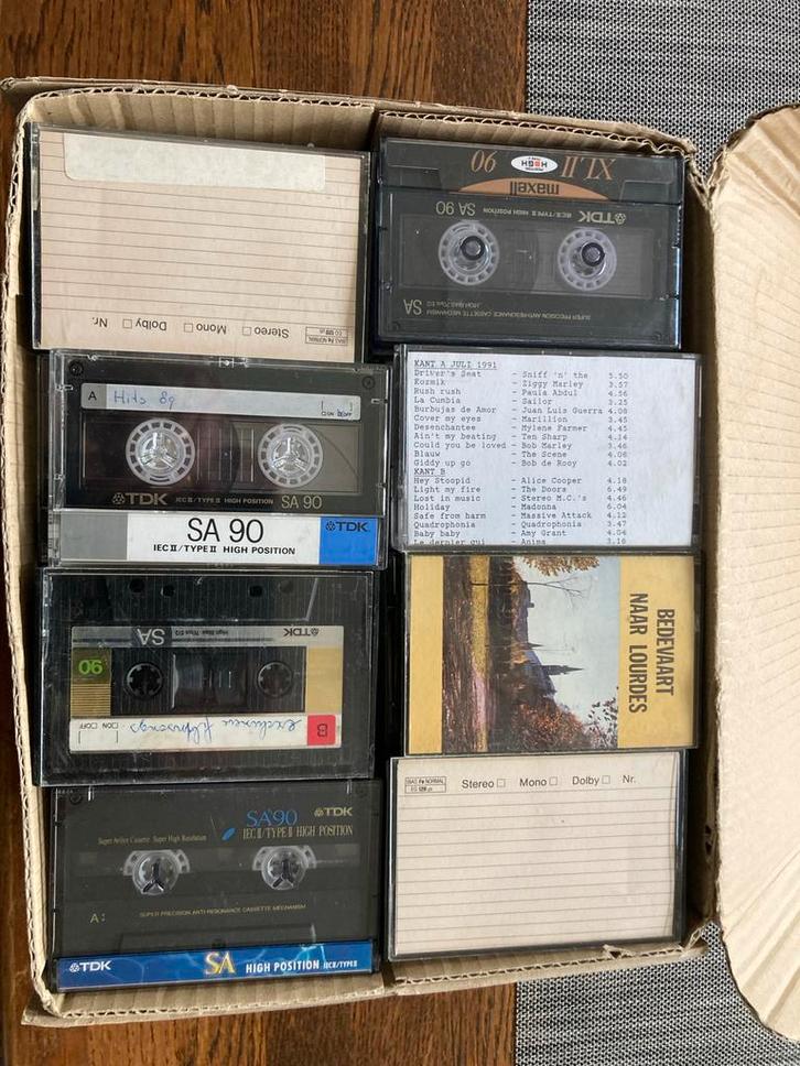 Doos Cassettebandjes - Mix van Muziek, Cd's en Dvd's, Cassettebandjes, Gebruikt, Voorbespeeld, Pop, 26 bandjes of meer, Met bewaardoos, rek of koffer