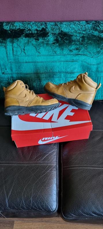 Nike air boots maat euro 40 beschikbaar voor biedingen