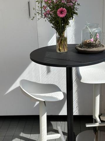 Tafelset met 2 stoelen beschikbaar voor biedingen