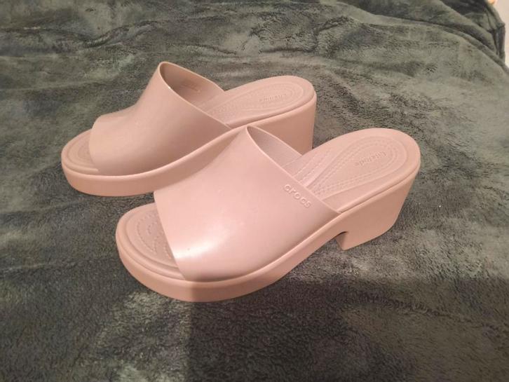 Crocs Brooklyn Slide High Shine Heel - Maat 40 nieuw, Kleding | Dames, Schoenen, Zo goed als nieuw, Zwart, Ophalen