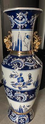 Blauw-wit porseleinen vaas met gouden accenten, Ophalen of Verzenden