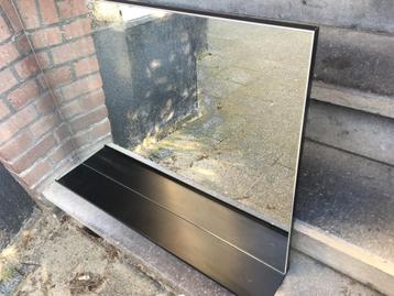 Spiegel, voor in de badkamer, in nieuwe staat. Zwarte lijst beschikbaar voor biedingen