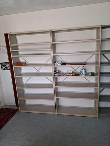 Metalen boekenkasten, zeer solide. 