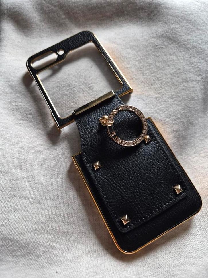 SAMSUNG Galaxy Z Flip 6 zwart leder/goud met ring, Telecommunicatie, Mobiele telefoons | Hoesjes en Frontjes | Apple iPhone, Nieuw