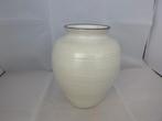 vintage vaas in de kleur wit, Gebruikt, Wit, Aardewerk of Porselein, Ophalen of Verzenden