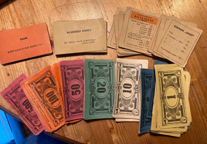 Oude Monopoly attributen, Hobby en Vrije tijd, Gezelschapsspellen | Bordspellen, Gebruikt, Vijf spelers of meer, Ophalen of Verzenden
