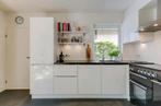Moderne witte keuken met zwart blad, Huis en Inrichting, Ophalen, Wit, Enkelwandige keuken, Composiet