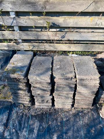 Betontegels beschikbaar voor biedingen
