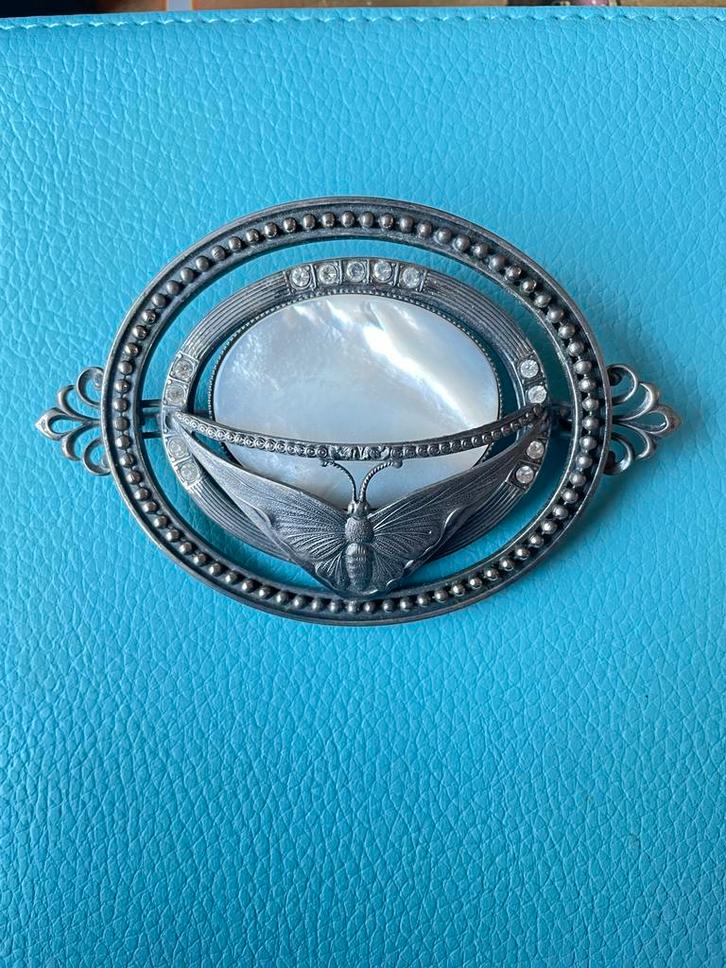 Langani Vintage vlinder broche met strass en parelmoer, Sieraden, Tassen en Uiterlijk, Broches, Gebruikt, Zilver, 4 tot 7 cm, Met edelsteen