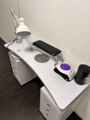 Witte nageltafel met stoel en nagelproducten. - afbeelding 7