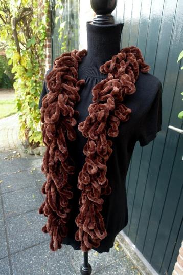 sjieke bruine fluffy tarantula sjaal beschikbaar voor biedingen